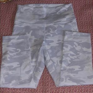 Wunder Under (White Camo) Crop